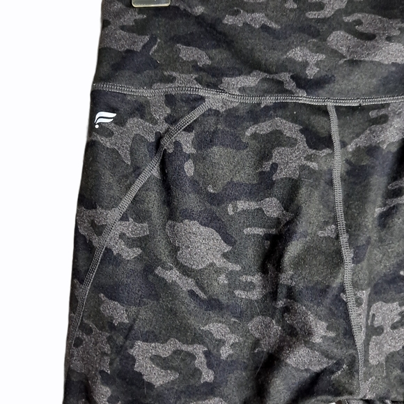 Fabletics camo  Mid-Rise Printed PowerHold Legging Size S - Picture 7 of 8